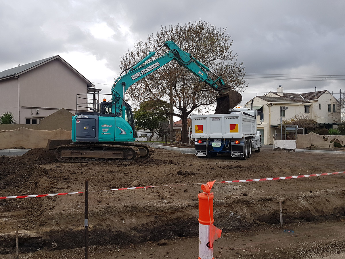 Edens_Excavations_Excavator_34