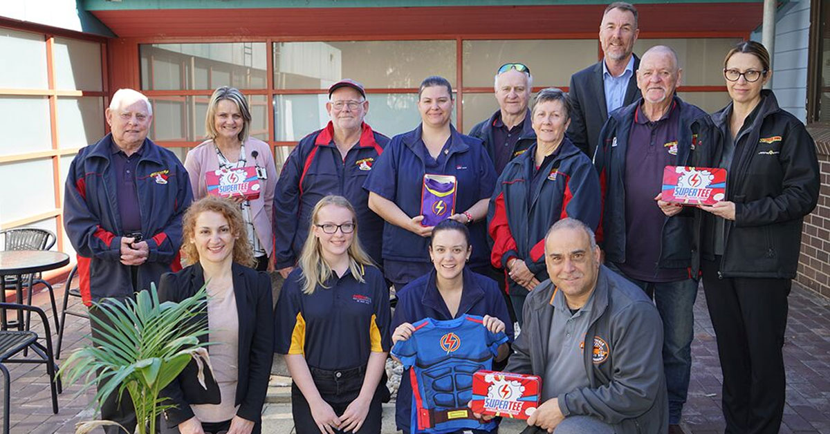 Alannah from Online Hire joins The Lions Pride Holden Car Club and other sponsors, presenting SuperTee’s to Nepean Hospital